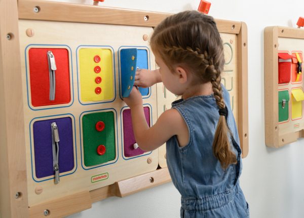 ⁦לוח קיר רוכסנים וכפתורים לתרגול מוטוריקה עדינה⁩ – תמונה ⁦3⁩